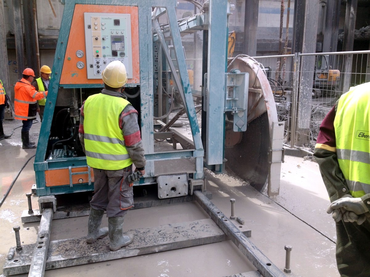 Stand alone concrete cutting system for specialised demolition